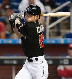 イチロー代打安打 移籍のマギーとも再会ハグ