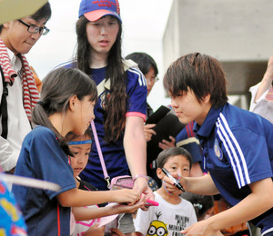 なでしこリーグ再開 Ｗ杯効果で観客大入り、立ち見客も