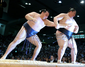 鶴竜３場所ぶり出場で白星「思い切り行けた」