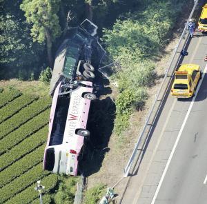 高速バスとダンプ衝突、２７人搬送…東名阪道