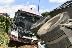 三重で観光バスとダンプ衝突 茶畑に転落、27人搬送