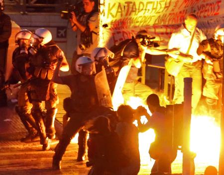 採決反対の抗議デモ、一部が暴徒化…ギリシャ 2015年07月16日 11時16分