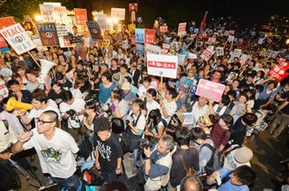 国会前、深夜まで抗議の声 安保法案が衆院通過