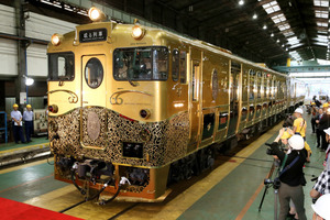 幻の豪華客車でスイーツいかが ＪＲ九州「或る列車」