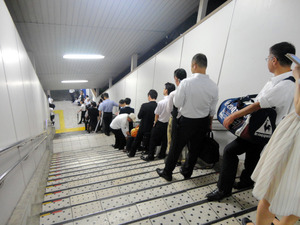 東海道線、日またぎ４時間立ち往生…車内２千人 2015年07月18日 06時39分