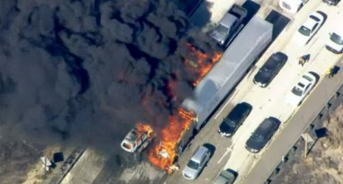 米、山火事が車に飛び火 カリフォルニア州高速道