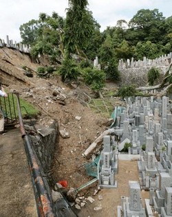 台風１１号：京都大谷墓地、土砂崩れ被害