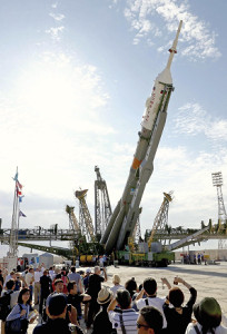 油井さんが搭乗予定のソユーズ、発射台に 2015年07月20日 21時37分