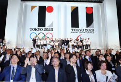 東京五輪公式エンブレムを発表 「Ｔ」かたどる