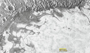 冥王星の氷「氷河のように流れる」…新画像公表 2015年07月25日 22時34分