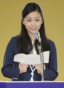 皇室：佳子さま、公務式典で初めてあいさつ
