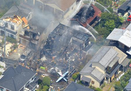 東京・調布の民家に軽飛行機墜落、住宅３棟延焼 2015年07月26日 11時57分