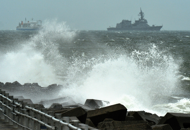 台風１２号、熱帯低気圧に…各地で強い風雨 2015年07月26日 21時59分