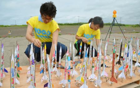 １０６６基紙製ロケット打ち上げ 秋田・能代、夏空突き同時に