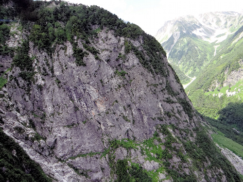 夏山の季節、目立つ高齢者の病死・体力不足