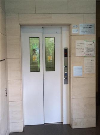 エレベーター：２階から急降下 県芦北総合庁舎 ／熊本