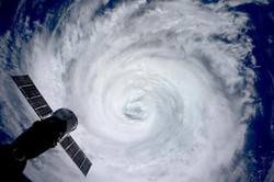 油井さんが宇宙から台風撮影 - 「悪魔のよう」警戒呼び掛け