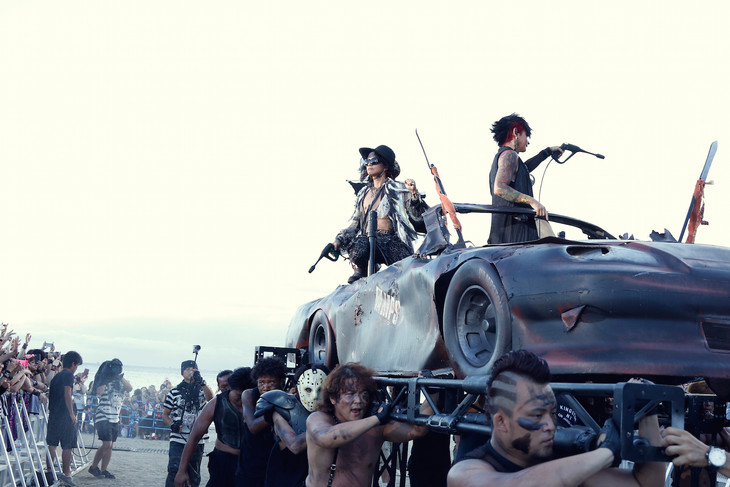4万人集結！VAMPS、ビーチを熱狂させた夏恒例「BEAST PARTY」