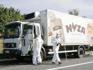 乗り捨てられた保冷車に７１遺体…不法移民か 2015年08月28日 22時30分