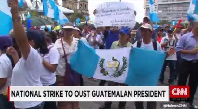グアテマラで大統領辞任求めるデモ、議会も追及