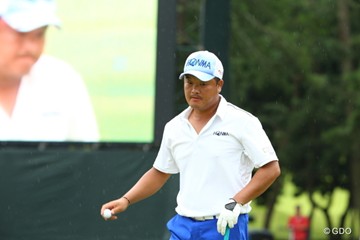 木の中に消えたボール 地元の小田孔明は４位に後退