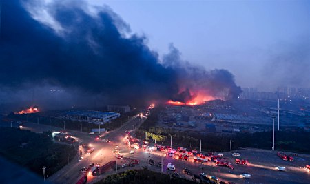 天津爆発：死者１５８人に 「デマ流布」当局１９７人摘発