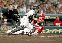 新井気迫の本盗！元同僚のスキ見逃さず