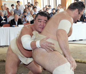 稽古総見 けが明けの日馬富士は順調 鶴竜、横綱初Ｖへ気合