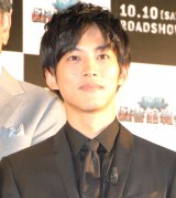 V6・岡田准一、松坂桃李の”壁ドン”忘れ謝罪「早朝で疲れきってて…」