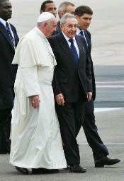 ローマ法王、キューバに到着 世界に和解働き掛け