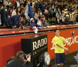 錦織圭が自己最速50勝 １万2000人観衆と自撮り