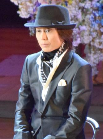 つんく  、子守唄口ずさみ感涙 クミココンサートにサプライズ出演