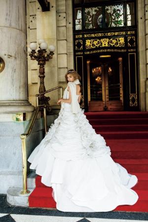 ローラ、NYで純白ドレスの花嫁に 『sweet』カバーストーリーで