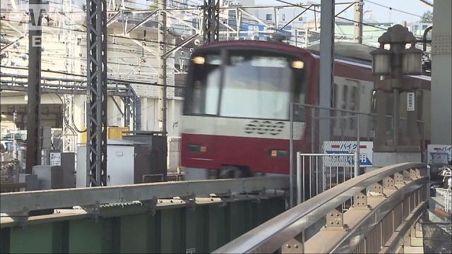 ホームに残された車掌、次の駅まで走り追いつく