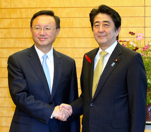 南京の記憶遺産登録、首相「遺憾だ」 楊国務委員と会談