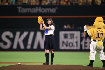 橋本環奈 セーラー服でノーバン始球式「良かったです」