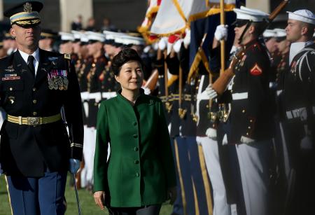米軍、パレードで韓国大統領歓迎 強固な同盟確認