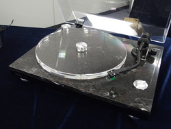 【レポート】音展 2015 - ティアック、DAC内蔵の大理石ターンテーブルなど展示 - アナログレコードのDSD 5.6MHz変換デモも