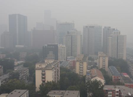 北京、大気汚染で空真っ白に 「危険」レベル