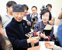 大村さん故郷へ ノーベル賞決定後初 2015年10月18日