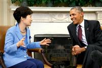 １６日、ホワイトハウスで会談するオバマ米大統領（右）と韓国の朴槿恵大統領（ロイター＝共同）