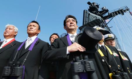 安倍首相：米空母に乗艦「ＲＲは日米の絆のシンボルだ」