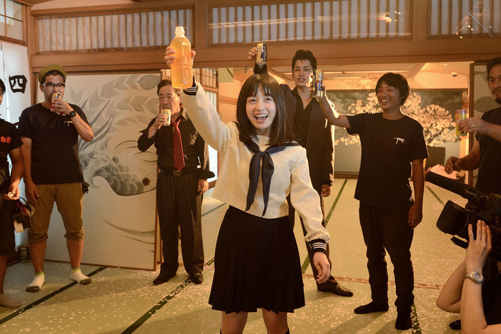橋本環奈主演「セーラー服と機関銃」、「カ・イ・カ・ン」シーンの撮影に密着