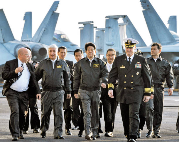 「日米の絆のシンボル」 首相、米原子力空母に乗艦