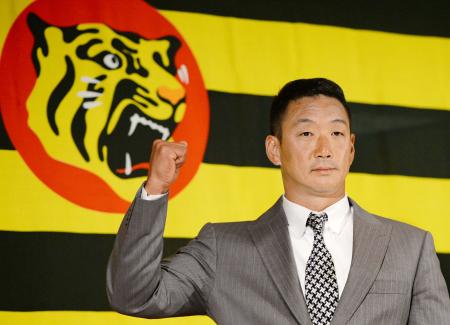 阪神・金本監督、就任会見「何とかこのチームを強くしたい」