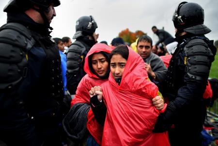 難民問題：スロベニアにシリア難民大移動 クロアチアの移送批判