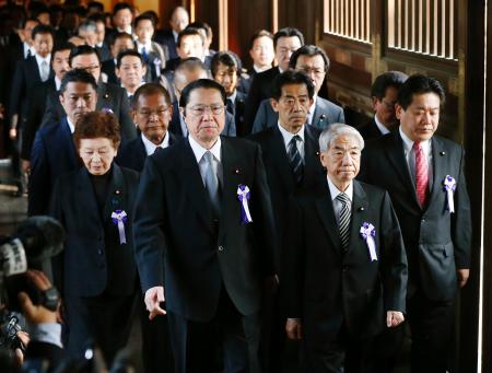 超党派約70人が靖国を集団参拝