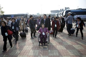 南北離散家族が再会 １年８カ月ぶり