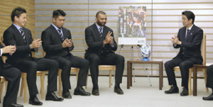 五郎丸ポーズ「教わろうかな」…選手ら首相表敬