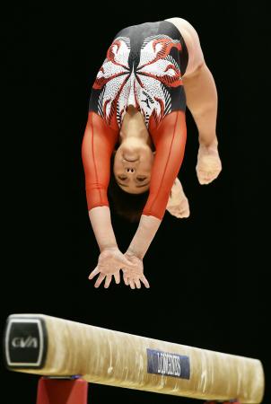 日本女子、３班終え首位「若いチームがよくやった」／体操